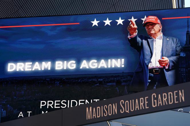 Uma imagem do ex-presidente Donald Trump é exibida na frente do Madison Square Garden no dia de seu comício em Nova York, 27 de outubro de 2024.