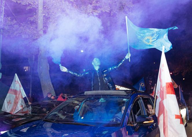 Um apoiante do Georgian Dream antes do anúncio dos resultados das eleições parlamentares, em Tbilisi, Geórgia, 26 de outubro de 2024.