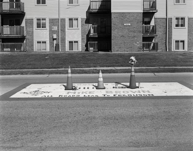 Le mémorial  en hommage à Michael Brown, sur la chaussée de Canfield Drive, à Ferguson (Missouri), le 17 octobre 2024.