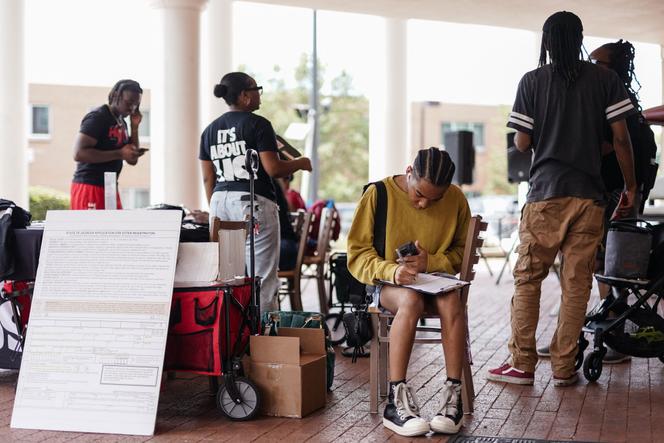Un étudiant remplit un formulaire d’inscription sur les listes électorales, au Morehouse College, à Atlanta (Géorgie), le 19 août 2024.