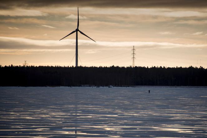 Une éolienne face à la mer Baltique, à Vaasa, en Finlande, en janvier 2018.