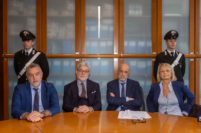 Da esquerda para a direita, Antonello Ardituro, Giovanni Melillo, Marcello Viola e Alessandra Dolci durante conferência de imprensa sobre medidas cautelares contra a exfiltração de dados e informações sensíveis, no Ministério Público de Milão (Itália), em 26 de outubro de 2024.