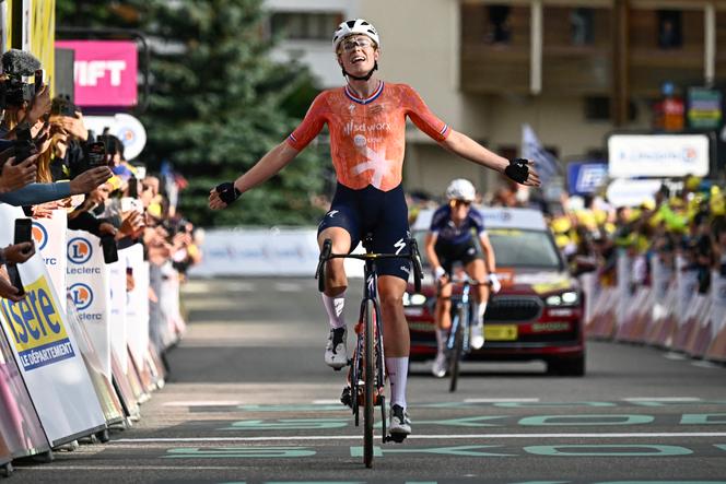 A holandesa Demi Vollering durante a 8ª etapa do Tour de France Femmes 2024, 18 de agosto de 2024 em Alpe-d'Huez.