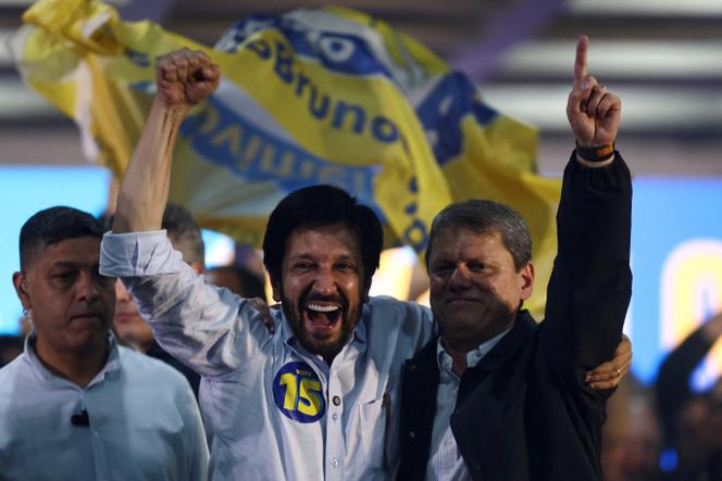 O prefeito de centro-direita de São Paulo, Ricardo Nunes, comemora sua reeleição durante as eleições municipais em São Paulo, Brasil, em 27 de outubro de 2024. 