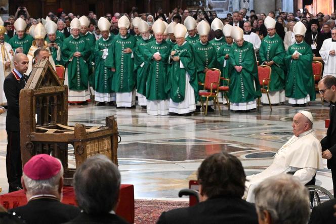 Le pape François préside une messe de clôture de la deuxième session de la 16e Assemblée générale du Synode des évêques, dans la basilique Saint-Pierre du Vatican, le dimanche 27 octobre 2024.