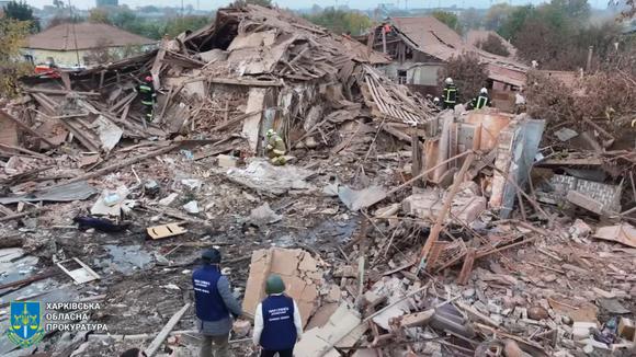 Des images diffusées par le bureau du procureur régional de Kharkiv montrent des destructions massives dans un quartier résidentiel, après que les autorités locales ont signalé qu’une bombe russe a tué plusieurs personnes dans l’oblast, à Kharkiv, en Ukraine, le 29 octobre 2024.