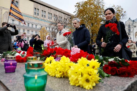 L’ambassadeur de France en Russie par intérim, Zacharie Gross (deuxième à droite) dépose des fleurs au mémorial de la pierre des Solovki, à la veille d’une journée de commémoration des victimes de la répression politique à Moscou, le 29 octobre 2024.