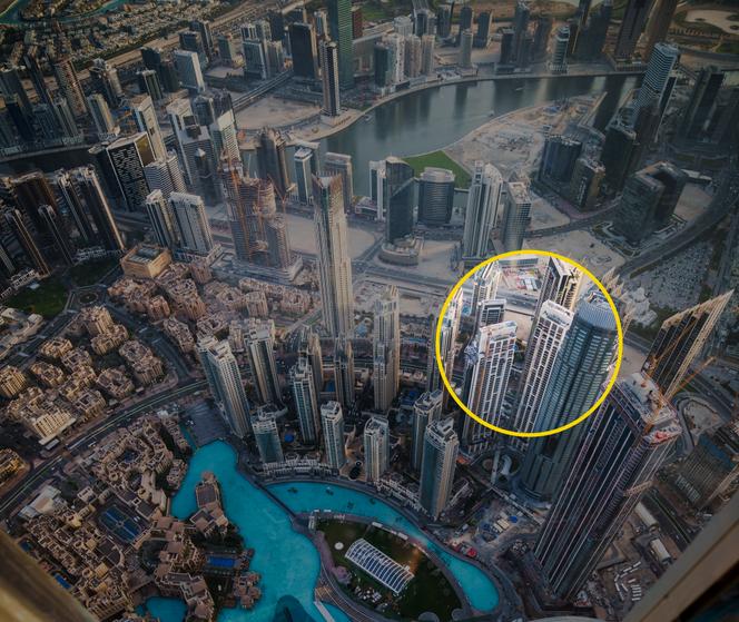 Les deux tours Act One et Act Two, dans le quartier du Burj Khalifa, à Dubaï, en 2022. 