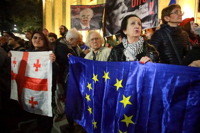 En Géorgie, des manifestants pro-européens se réunissent depuis des semaines, opposés au gouvernement proche de la Russie.
