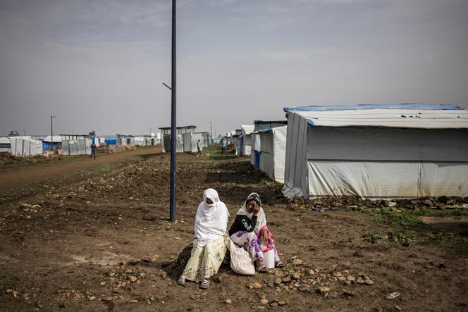 Des déplacés attendent lors d’une distribution de nouriture au camp de Mekelle, dans la région du Tigré (Ethiopie), le 19 juillet 2024.