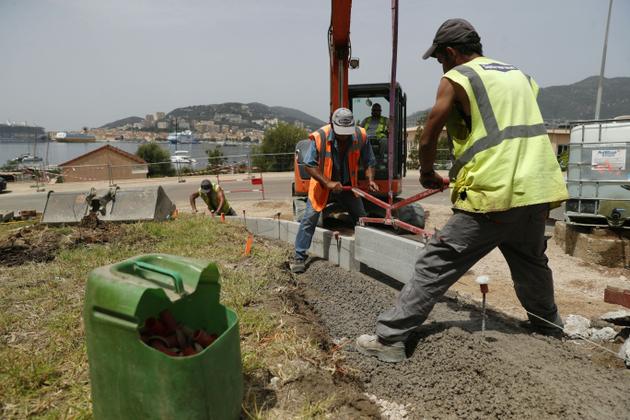 Des ouvriers sous 39 °C, lors d’une vague de chaleur, à Ajaccio, en Corse, le 21 juin 2023.