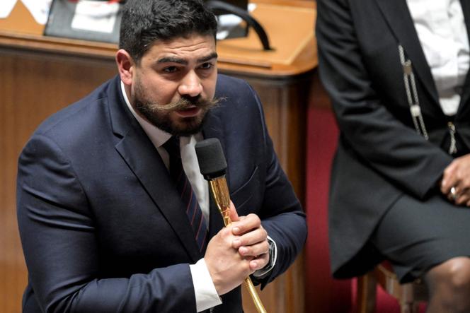 O Ministro da Função Pública, Simplificação e Transformação do Sector Público, Guillaume Kasbarian, dirige-se aos deputados durante uma sessão de perguntas ao governo na Assembleia Nacional, em Paris, 29 de outubro de 2024.