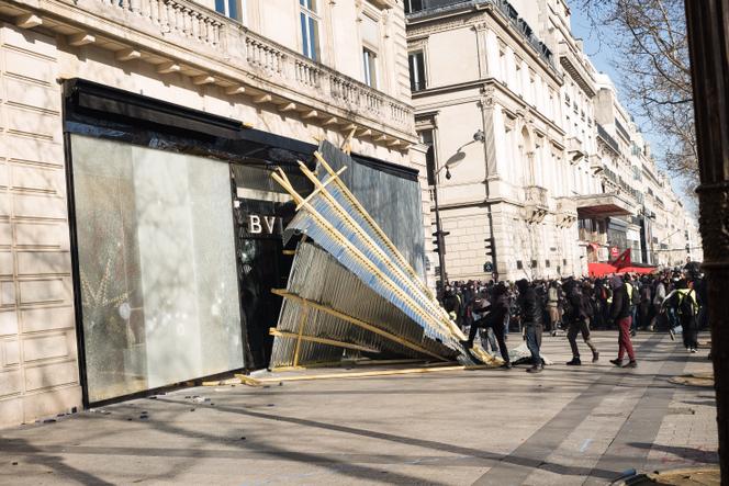 Des « gilets jaunes » sur les Champs-Elysées, à Paris, le 16 mars 2019.