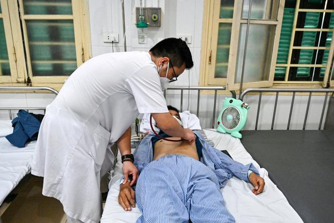 Un médecin examine un patient atteint de tuberculose résistante aux médicaments à l’hôpital pulmonaire national de Hanoï, au Vietnam, le 2 avril 2024. 