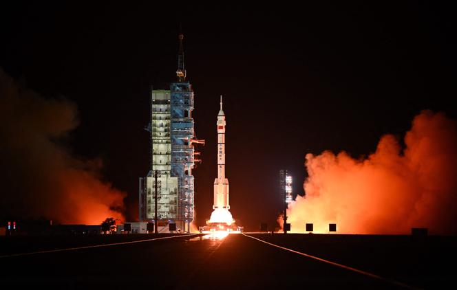 Start rakiety Długi Marsz-2F z trzema astronautami na pokładzie w Jiuquan na pustyni Gobi w nocy z 29 na 30 października 2024 r.