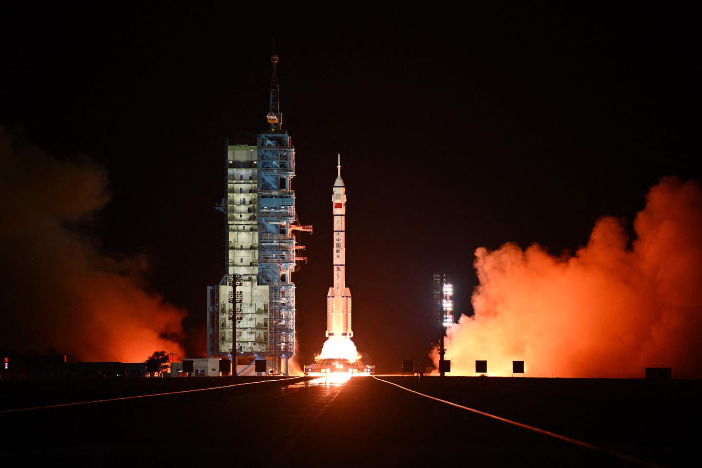 Chiny wysyłają trzech astronautów na stację kosmiczną Tiangong