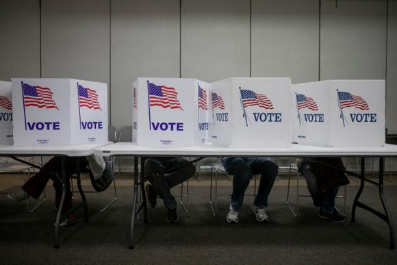 Les résidents du comté de Ross votent pour les élections générales de 2024 au conseil électoral du comté, à Chillicothe (Ohio), le 29 octobre 2024.