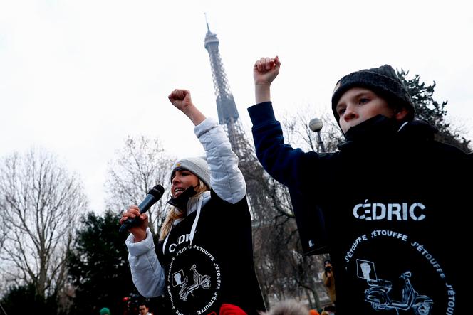 Sofia Chouviat (à gauche), fille de Cédric Chouviat, et son frère, lors d’une marche blanche en mémoire du livreur mort en 2020, près de la Tour Eiffel, à Paris, le 3 janvier 2021.