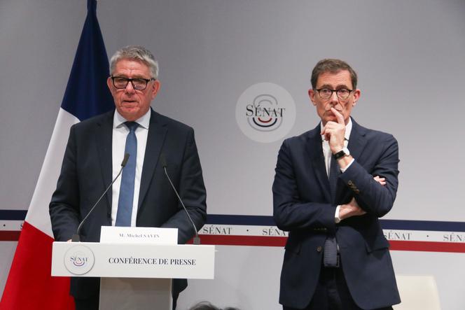 Os senadores Michel Savin (Les Républicains, Isère) e Laurent Lafon (UDI, Val-de-Marne) apresentam o relatório sobre a financeirização do futebol em conferência de imprensa, no Senado, em Paris, 30 de outubro de 2024.