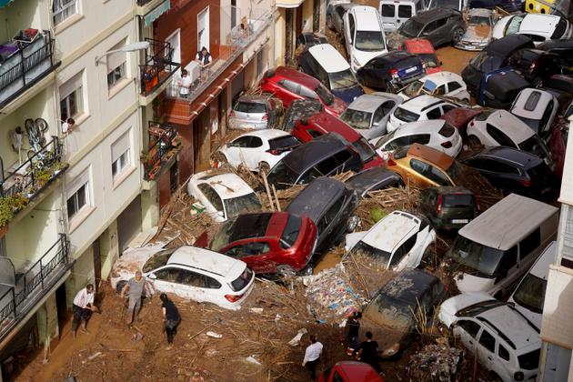 Autour de Valence, près de cent morts dans les « inondations du siècle » :  « L'eau est arrivée d'un coup, comme un tsunami »