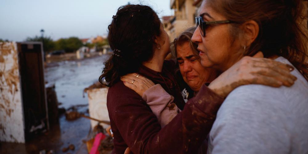 Des habitants touchés par les inondations tentent de se réconforter, à Utiel, en Espagne, le 30 octobre 2024. 