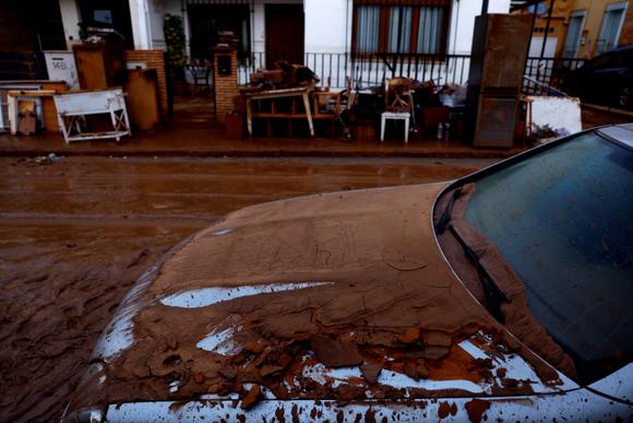 La boue recouvre une voiture, la route et des meubles après les inondations à Utiel, en Espagne, le 31 octobre 2024.