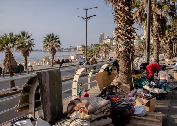 Certains déplacés tentent de rester sur place, sur la corniche de Ramlet El-Baïda, à Beyrouth, le 31 octobre 2024.