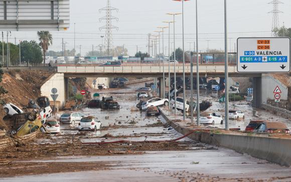 Des voitures endommagées le long d’une route touchée par des pluies torrentielles qui ont provoqué des inondations, dans la banlieue de Valence, en Espagne, le 31 octobre 2024.