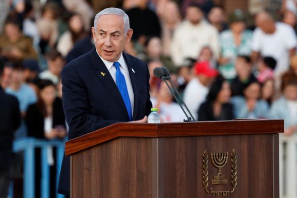 Le premier ministre israélien, Benyamin Nétanyahou, à l’école militaire Bahad 1, près de Mitzpe Ramon, dans le sud de l’Etat hébreu, jeudi 31 octobre 2024.