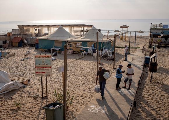 Un déplacé porte ses affaires suite à l’évacuation du camp installé sur la plage de Ramlet El-Baïda, à Beyrouth, le 31 octobre 2024.