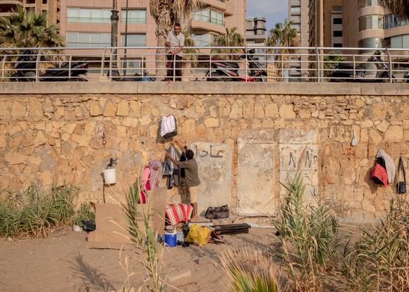 Une centaine de déplacés installés sur la corniche de Ramlet El-Baïda ont été évacués de force, à Beyrouth, le 31 octobre 2024.