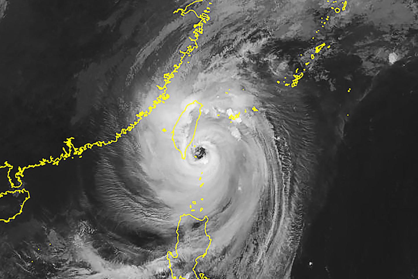 Super Typhoon Kong-rey strikes Taiwan