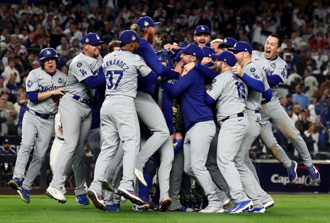 Os Dodgers comemoram a vitória na final do campeonato americano de beisebol, em 30 de outubro de 2024, no estádio Yankee, em Nova York.