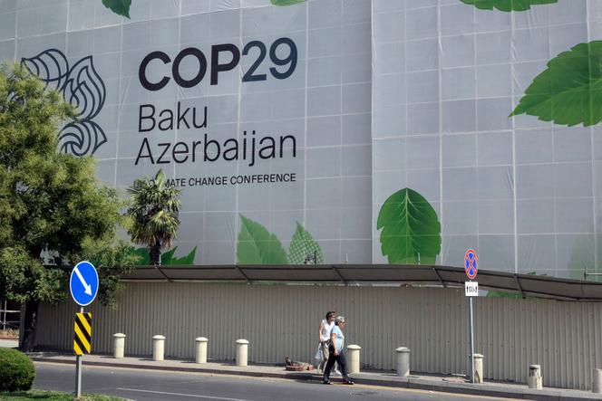 A Bakou, le 11 septembre 2024, la façade d’un bâtiment arbore une inscription annonçant la COP29, qui se tiendra du 11 au 22 novembre 2024 en Azerbaïdjan. 
