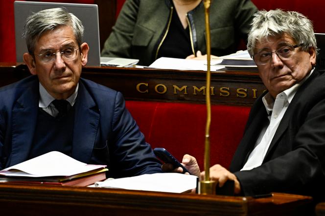 O relator do orçamento geral, Charles de Courson (à esquerda), e o presidente da comissão de finanças, Eric Coquerel, na Assembleia Nacional, em Paris, 24 de outubro de 2024. 