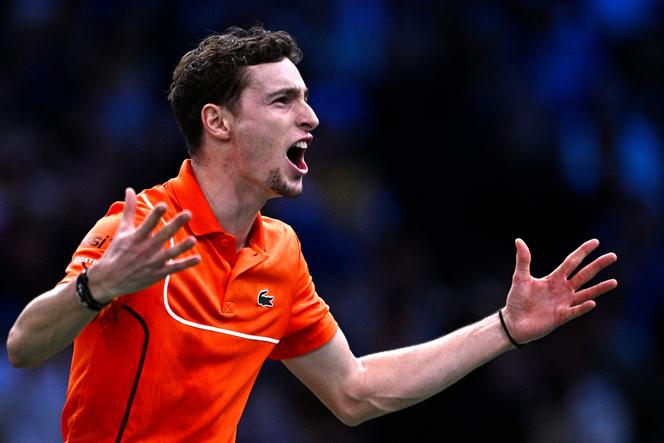 Ugo Humbert comemora vitória sobre Carlos Alcaraz, nas oitavas de final do Masters 1000 em Paris-Bercy, 31 de outubro de 2024.