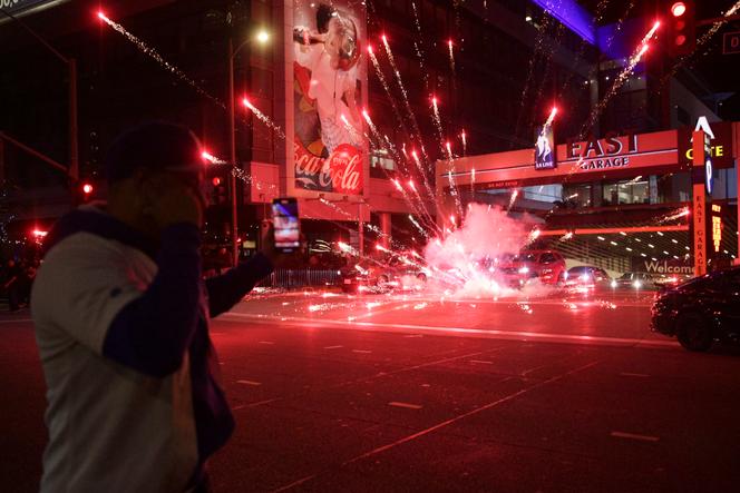 Fogos de artifício são disparados nas ruas de Los Angeles após a vitória dos Dodgers sobre o New York Yankees na World Series of Baseball, quarta-feira, 30 de outubro de 2024.