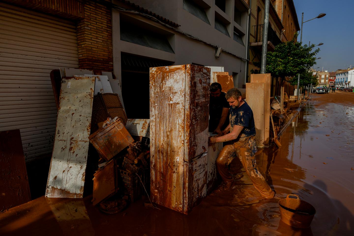 Flooding in Spain: Valencia region authorities criticized for failure to warn of imminent disaster