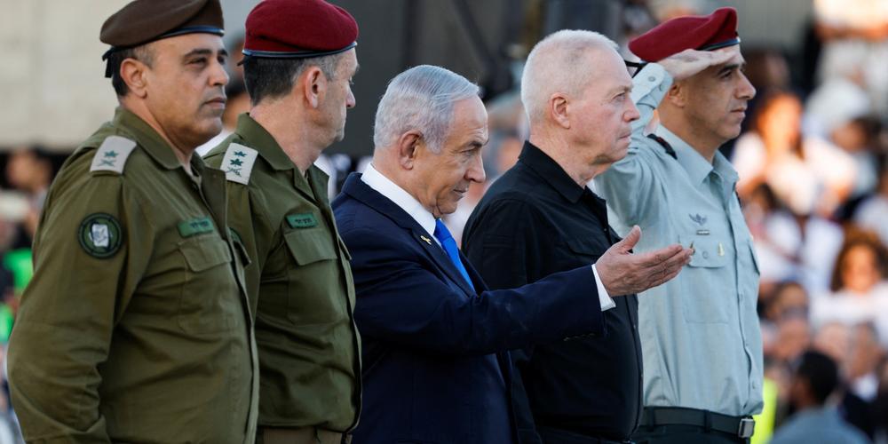 Le premier ministre israélien, Benyamin Nétanyahou, et le ministre de la défense, Yoav Gallant, lors d’une cérémonie en Israël, le 31 octobre 2024.