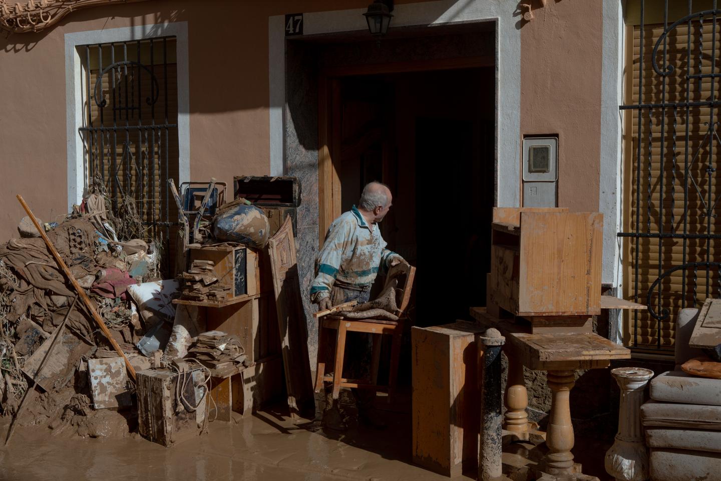 Devastation in Paiporta, at the epicenter of Spain's floods: 'Dozens of people saved lives all around here'