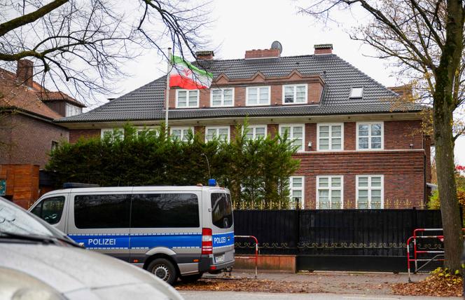 Um veículo policial em frente ao consulado iraniano em Hamburgo, norte da Alemanha, 31 de outubro de 2024.