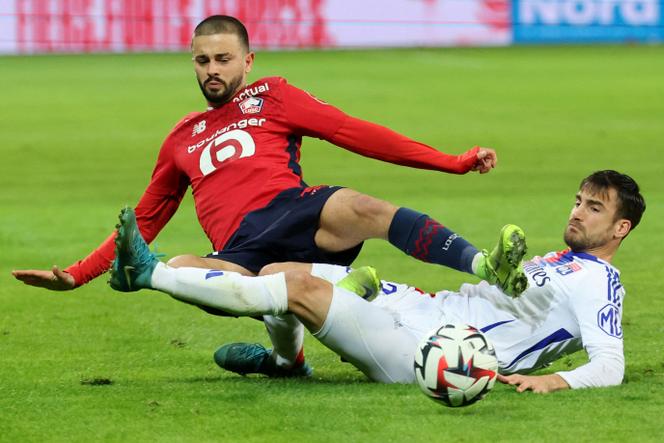 O atacante do Lille, Edon Zhegrova (camisa vermelha), lutando com o zagueiro argentino do Lyon, Nicolas Tagliafico, no Stade Pierre-Mauroy em Villeneuve-d'Ascq, sexta-feira, 1º de novembro de 2024.