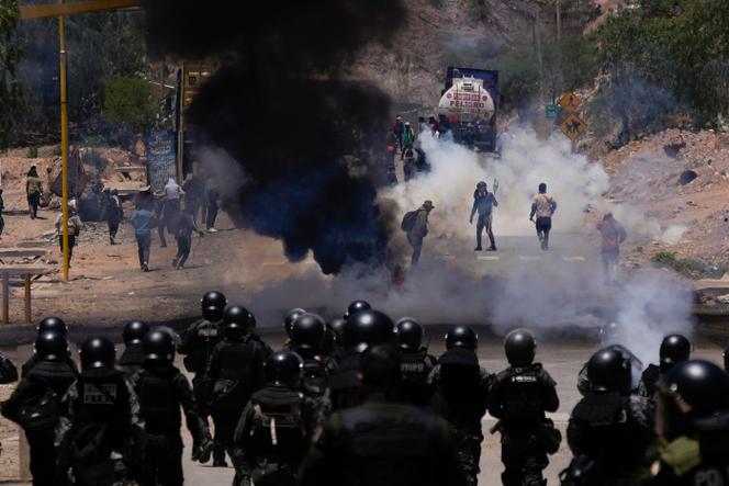 A polícia dispara gás lacrimogêneo para dispersar apoiadores do ex-presidente Evo Morales, em Parotani, Bolívia, em 1º de novembro de 2024.