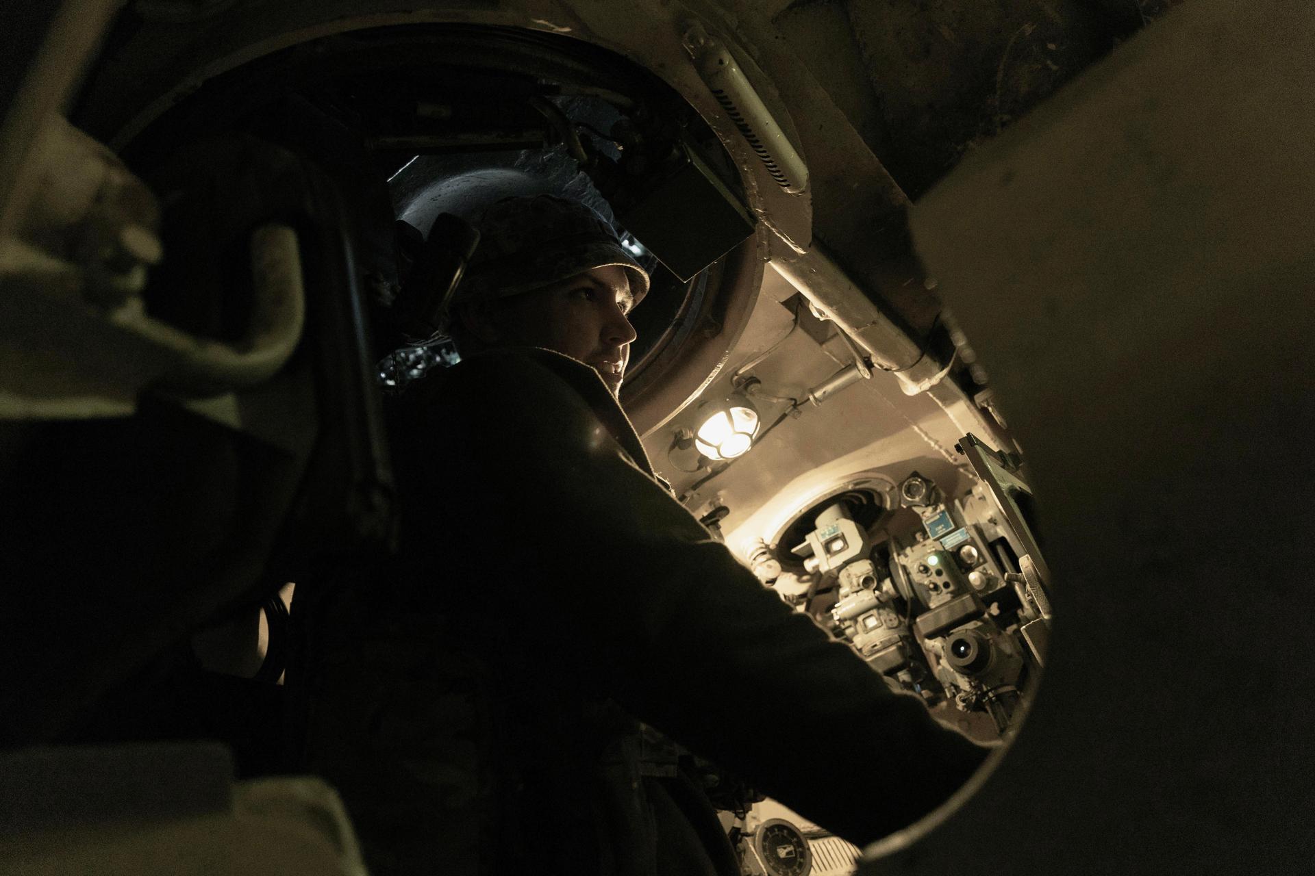 Operador de bateria de artilharia ucraniana em um 2S1 “Gvozdika” (canhão autopropelido de 122 mm), na frente perto de Kurakhove, Donbass (Ucrânia), 13 de outubro de 2024.
