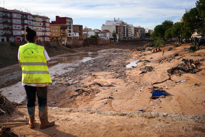 Une femme contemple le lit de la rivière, le 1er novembre 2024, après les inondations qui ont dévasté la ville de Paiporta, dans la région de Valence, à l’est de l’Espagne.
