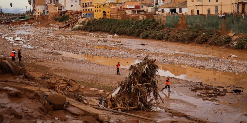 Des secouristes dans la ville de Paiporta, près de Valence, le 1ᵉʳ novembre 2024. 