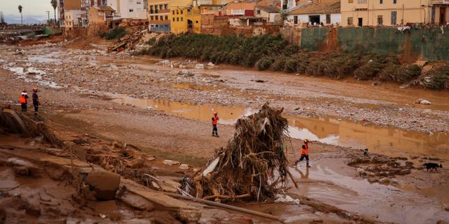 En dispute, inondations en Espagne : mille soldats supplémentaires déployés entre vendredi et samedi dans la région de Valence thumbnail