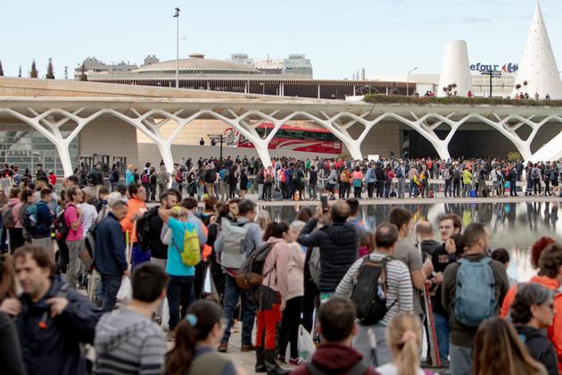 Milhares de pessoas fazem fila em um centro de coordenação temporário na Cidade das Artes e das Ciências de Valência, Espanha, em 2 de novembro de 2024.