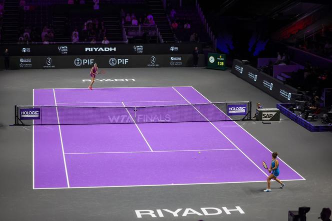 A italiana Jasmine Paolini enfrenta a cazaque Elena Rybakina durante a partida individual de tênis feminino na final do campeonato WTA em Riad (Arábia Saudita), em 2 de novembro de 2024.