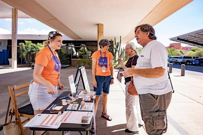 Les bénévoles pour Arizona List, une association créée pour l’élection des femmes démocrates progressistes pro-choix à Tucson, Arizona, le 16 octobre 2024.